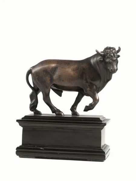  Scultura, sec. XVII,  alla maniera del Susini, in bronzo modellata come un toro, cm 10x15, su base in marmo nero