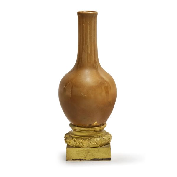 



A CAF&Eacute;- AU- LAIT-GLAZED PORCELAIN BOTTLE VASE, CHINA, QING DYNASTY, 18TH CENTURY
