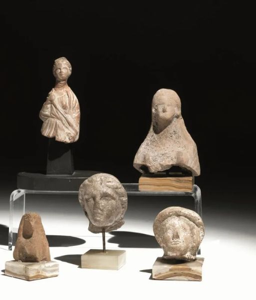 Lotto di cinque statuette votive