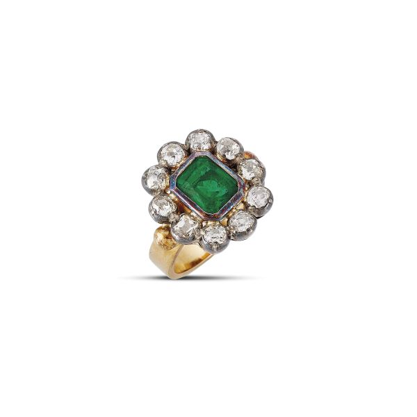 MARGUERITE-SHAPED COLOMBIAN EMERALD AND DIAMOND RING IN GOLD AND SILVER