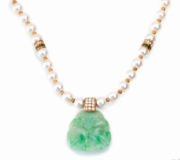  Collana in perle, oro giallo, giada, diamanti e smeraldi 