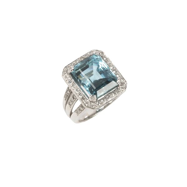 ACQUAMARINE AND DIAMOND RING IN 18KT WHITE GOLD