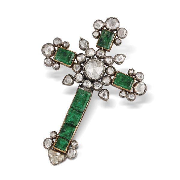 IMPORTANT EMERALD AND DIAMOND CROSS-SHAPED BROOCH IN SILVER