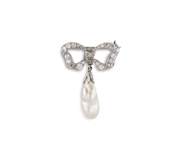 SMALL BLISTER PEARL AND DIAMOND BROOCH IN 18KT WHITE GOLD