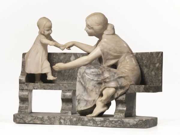  Scultura, sec. XX,  in marmo bianco e grigio scolpito a figura di mamma con bambina su panchina, alt. cm 46, firmata Petrilli-Firenze,  alcuni restauri 