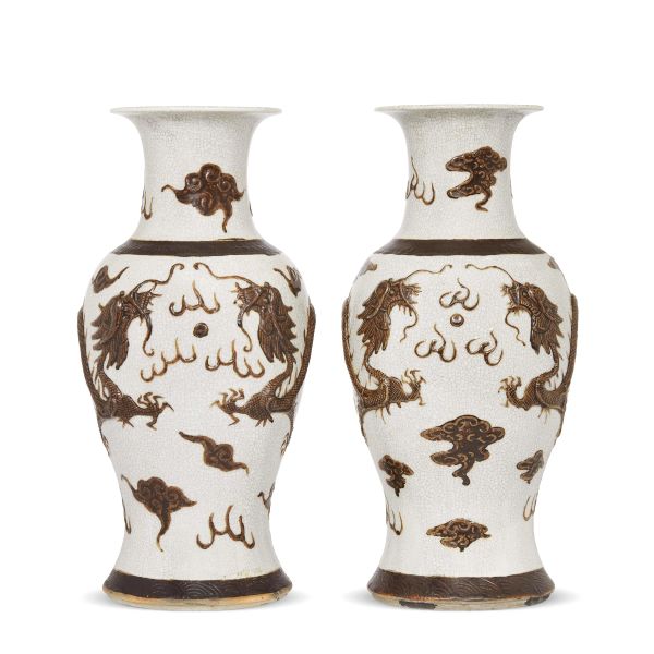 



A PAIR OF VASES, CHINA, QING DYNASTY, 19TH CENTURY