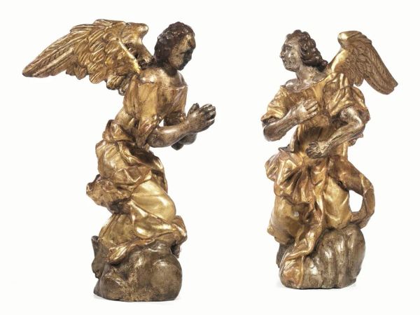  Coppia di sculture, Genova sec. XVIII,  Angeli portacero, genuflessi in legno dorato, alt. cm 40,  restauri alla doratura  (2)                          