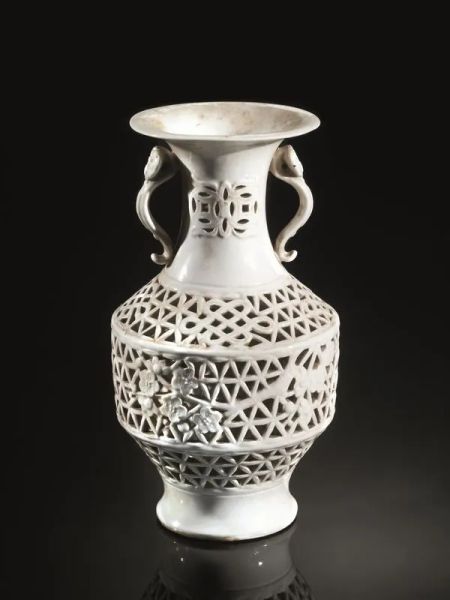  Vaso Cina sec. XX,  in porcellana bianca traforata, anse a guisa di scettri Ruyi, alt. cm 20,7