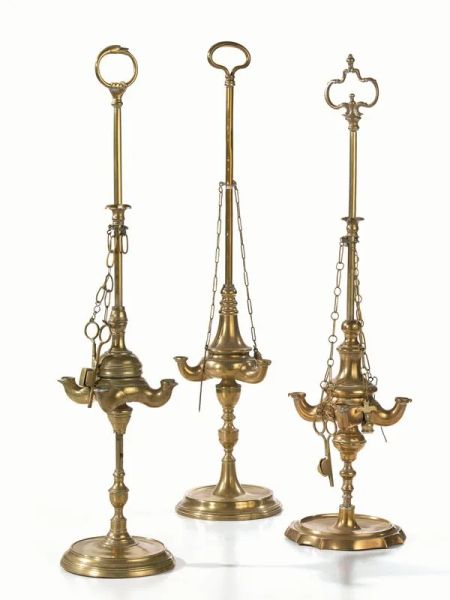 Tre lucerne fiorentine, sec. XIX, in bronzo, due a quattro becchi e una a&nbsp;