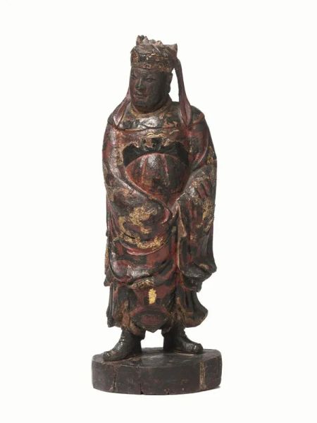 Scultura Cina dinastia Ming (1368-1644), in legno policromo raffigurante un dignitario, la veste parzialmente dorata a motivo di draghi, alt. cm 34,5, difetti e mancanze