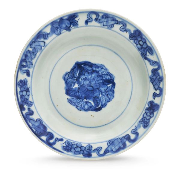 



PIATTO IN PORCELLANA BIANCO BLU, CINA, DINASTIA QING, SEC. XVIII