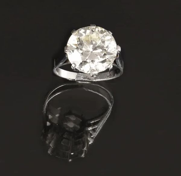 Diamante taglio brillante di ct 10,56, colore M, purezza VS2, corredato di certificato gemmologico Cisgem  [..]