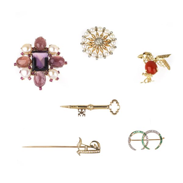 GROUP OF BROOCHES AND A PENDANT IN GOLD