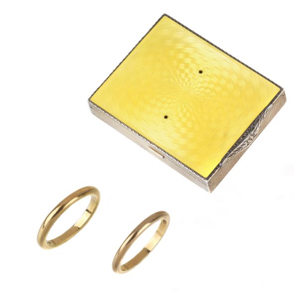 PAIR OF RINGS IN 18KT YELLOW GOLD AND A SILVER PILLBOX