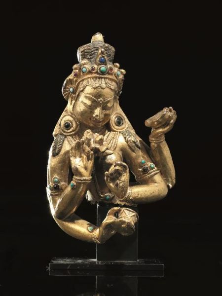 Frammento Tibet sec. XV-XVI, in bronzo dorato con pietre semipreziose, raffigurante divinit&agrave; femminile danzante, a quattro braccia reggenti oggetti rituali, probibilmente una Dakini, alt. cm 17,5