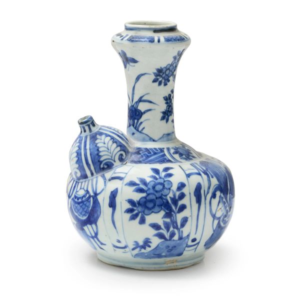 



A BLUE AND WHITE PORCELAIN KENDI, CHINA, MING DYNASTY, 17TH CENTURY