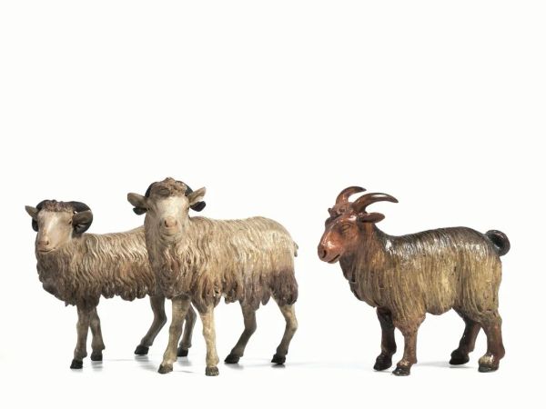  Serie di tre animali da presepe,  in terracotta realisticamente modellate come un capra e due montoni, alt. cm 18, cm 16 e cm 15,5 (3)
