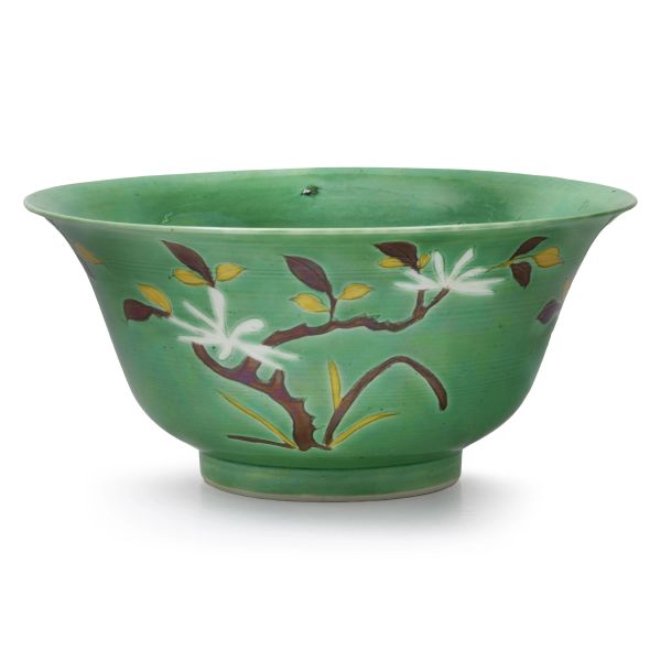 



A GREEN-GROUND SUSANCAI PORCELAIN BOWL, CHINA, QING DYNASTY, 18TH CENTURY, KANGXI PERIOD