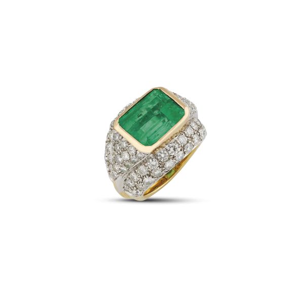COLOMBIAN EMERALD AND DIAMOND BAND RING IN 18KT WHITE AND YELLOW GOLD