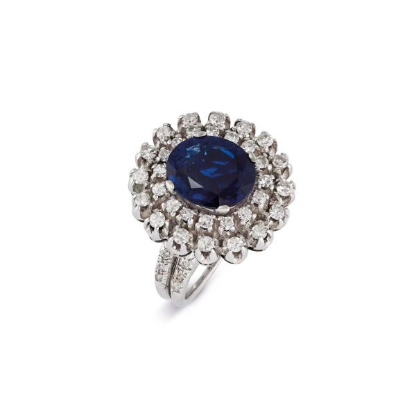 



BURMESE SAPPHIRE AND DIAMOND RING IN 18KT WHITE GOLD 