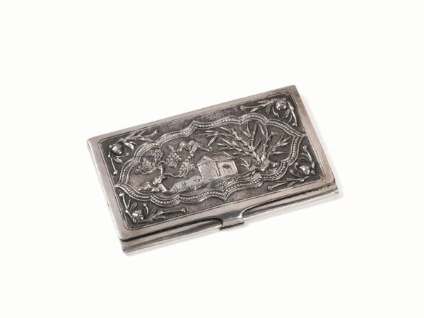  Porta biglietti inizi sec. XX,  in argento il fronte cesellato con motivo a paesaggio, il recto con scena animata incisa, gr. 70, cm 9,5x5,8