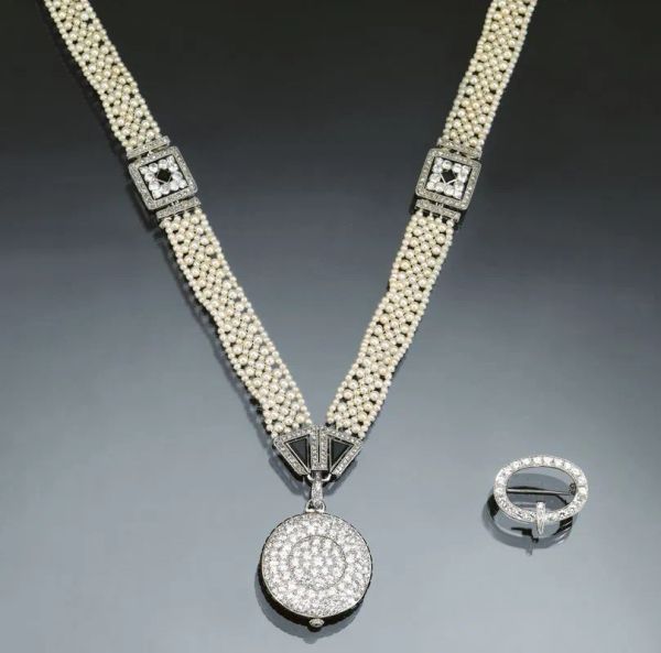  Sautoir con orologio pendente Cartier, anni '20, in oro bianco, microperle, diamanti e onice e spilla in oro bianco e diamanti 