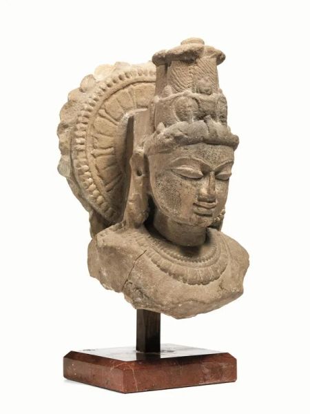  Frammento, India Centrale,  in pietra arenaria raffigurante divinitÃ  indiana probabilmente Vishnu, il collo adorno con una collana e la testa adorna della kiritamakuta, frammento alt. cm 26, su piedistelo con base in marmo, alt. cm 35