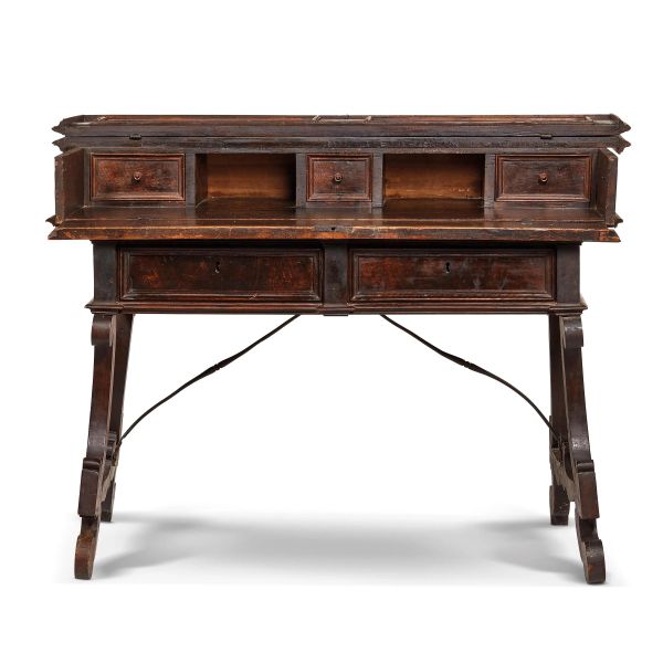 



A FLORENTINE DESK, 18TH CENTURY