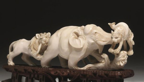 Gruppo scultoreo, Giappone sec. XIX, in avorio scolpito, raffigurante lotta tra un elefante e tre leoni, cm 21.5