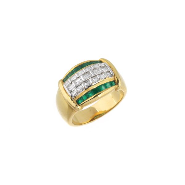 EMERALD AND DIAMOND BAND RING IN 18KT TWO TONE GOLD