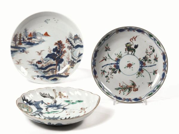  Piatto Cina dinastia Qing sec. XVIII,  in porcellana Imari decorato con paesaggio lacustre, diam cm 22 