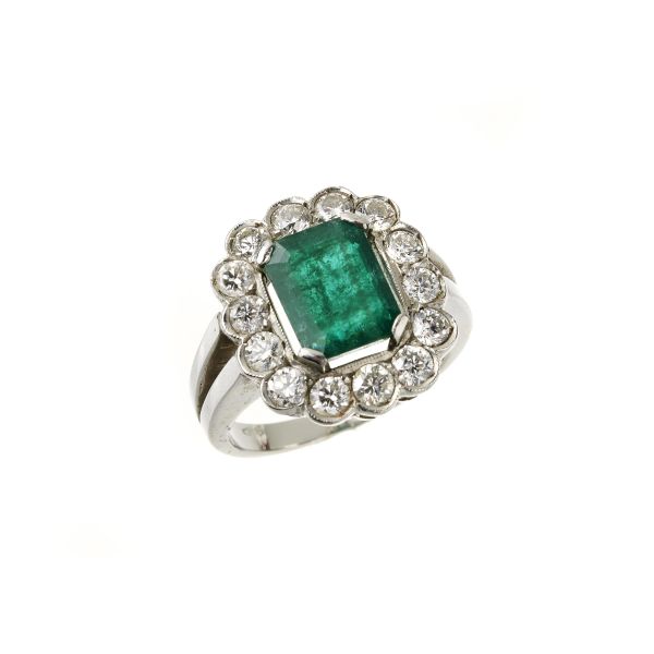 



ANELLO A MARGHERITA CON SMERALDO E DIAMANTI