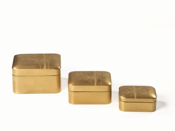 Set di tre scatole, Giappone, sec. XX, in lacca dorata, la pi&ugrave; grande con marchio &lsquo;S.T.&rsquo; in oro e sul fondo cm 10,5x9,4x5,9 (3)