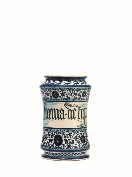 Albarello, Faenza, sec. XVI, in maiolica decorata &quot;alla porcellana&quot; con motivo &quot;a prezzemolo e crisantemi&quot; nei toni del blu e cartiglio con epigrafe in caratteri gotici, alt. cm 22