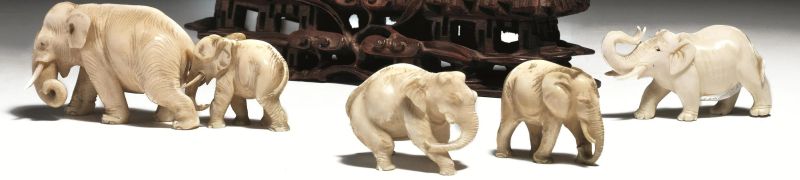 Cinque elefantini, inizi sec. XX, in avorio, il pi&ugrave; grande cm 5.8 x 8.8, uno con mancanza  - Asta Arte Orientale - Pandolfini Casa d'Aste