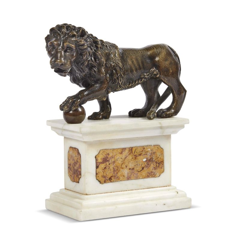 Florence, 19th century,   A Lion, bronze in a marble base 21,5x17x8,5  - Auction Sculptures and works of art from the middle ages to the 19th century - Pandolfini Casa d'Aste
