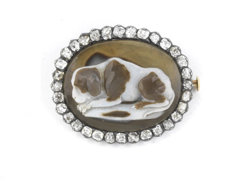 SPILLA CON CAMMEO IN CALCEDONIO RAFFIGURANTE UN CANE  - Auction TIMED AUCTION | Jewels, watches and silver - Pandolfini Casa d'Aste