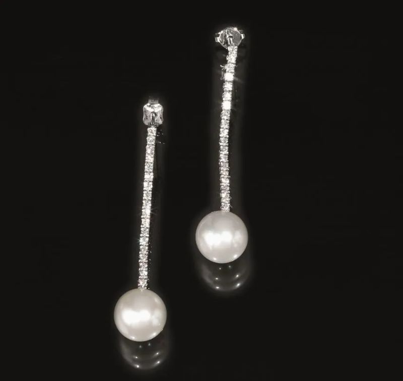 Paio di orecchini pendenti in oro bianco, perle e diamanti  - Auction Important Jewels and Watches - I - Pandolfini Casa d'Aste