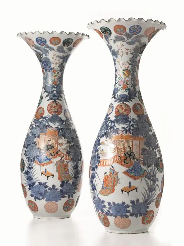 Due grandi vasi a tromba Giappone sec. XIX-XX, in porcelana policroma decorati  - Asta Arte Orientale - Pandolfini Casa d'Aste