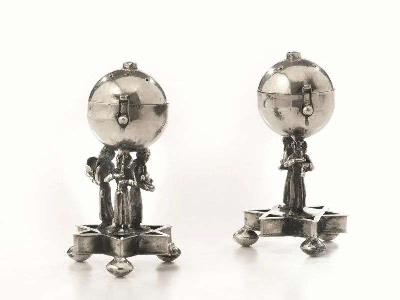 Coppia di piccoli porta essenze, Mosca, 1894, in argento, base realizzata come una stella su cui poggiano due figure di musici a tutto tondo che sostengono una sfera traforata, alt. cm 8,5, g 112 (2)  - Auction Silver and Coins - II - Pandolfini Casa d'Aste