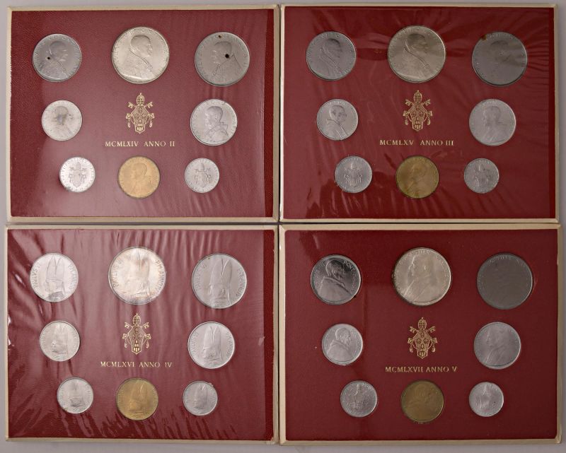 VATICANO. SETTANTATRE SERIE IN CARTONCINO DA 6/7 VALORI. ANNATE POST 1979.  - Auction COINS  OF MILAN, HOUSE OF SAVOY, ZECCHINI AND GOLD OSELLE OF VENICE - Pandolfini Casa d'Aste