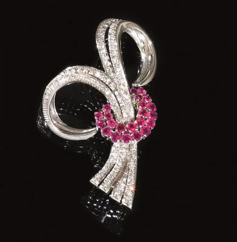 Spilla, anni '60, in oro bianco, rubini e diamanti  - Auction Silver, jewels, watches and coins - Pandolfini Casa d'Aste