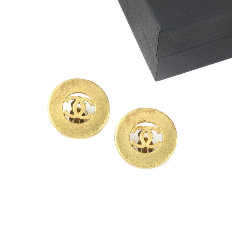 Chanel : CHANEL ANTIQUE BRASS EARRINGS  - Auction VINTAGE FASHION: HERMES, LOUIS VUITTON AND OTHER GREAT MAISON BAGS AND ACCESSORIES - Pandolfini Casa d'Aste