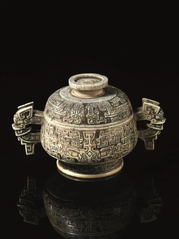 Vaso, fine dinastia Qing, in avorio, di forma arcaica e finemente scolpito, alt. cm 10.5  - Asta Arte Orientale - Pandolfini Casa d'Aste