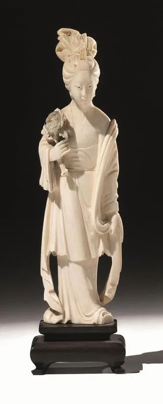 Scultura, Cina inizi sec. XX, in avorio, raffigurante donna con mazzo di fiori, alt. cm  - Asta Arte Orientale - Pandolfini Casa d'Aste