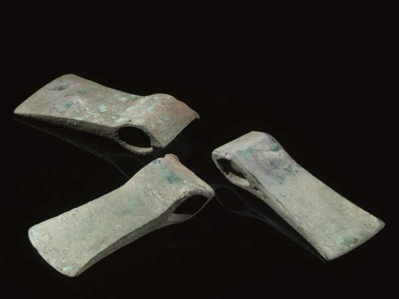 Tre asce ad occhio in bronzo  - Asta Reperti Archeologici - Pandolfini Casa d'Aste