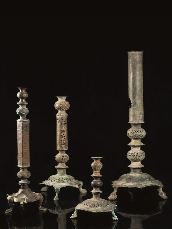 QUATTRO GRANDI CANDELIERI ISLAMICI  - Auction Antiquities - Pandolfini Casa d'Aste
