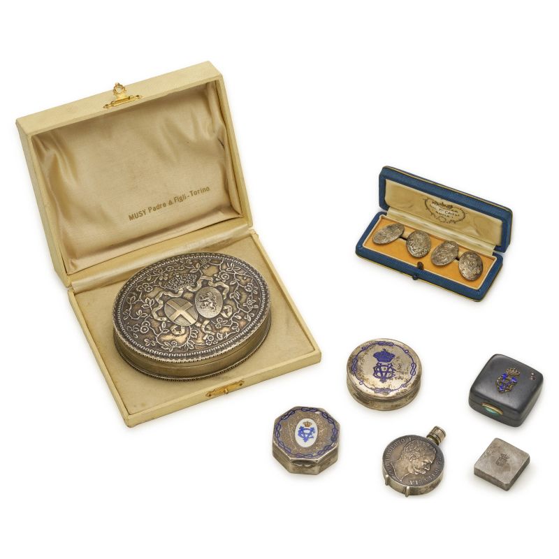 



Vittorio Emanuele III - Insieme di 7 scatole e portaoggetti di Casa Savoia   - Asta NUMISMATICA - Pandolfini Casa d'Aste