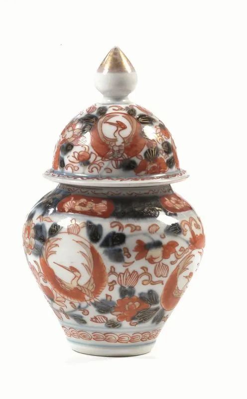  Piccola potiche con coperchio, Giappone sec, XIX,  in porcellana Imari, alt. cm 16,5  - Asta Arte Orientale - Pandolfini Casa d'Aste