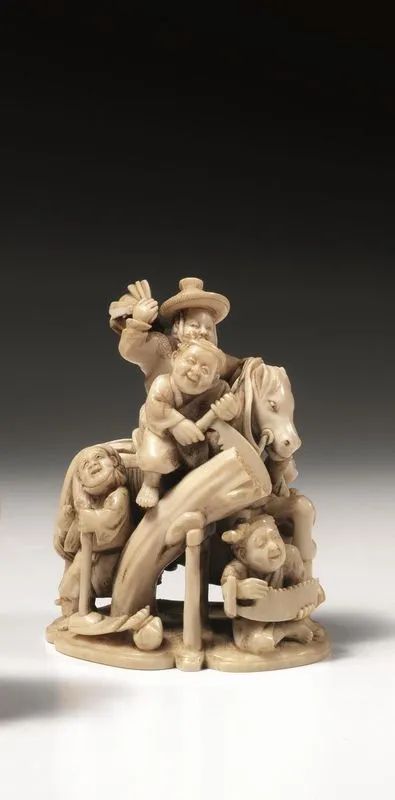  Okimono, Giappone sec. XIX,  in avorio finemente scolpito, raffigurante figura di cavallo circondata da moltitudine di bambini laboriosi, alt. cm 7,5,  piccola mancanza   - Asta Arte Orientale - Pandolfini Casa d'Aste